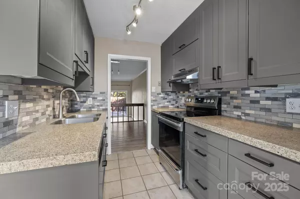 Charlotte, NC 28226,7939 Charter Oak LN