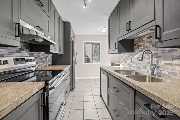 Charlotte, NC 28226,7939 Charter Oak LN