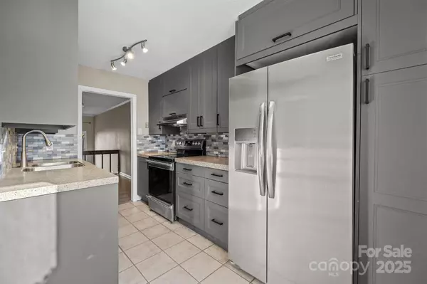 Charlotte, NC 28226,7939 Charter Oak LN