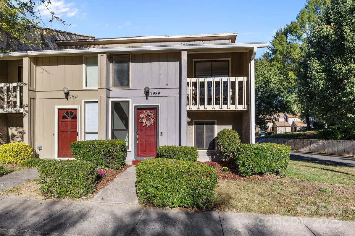 Charlotte, NC 28226,7939 Charter Oak LN