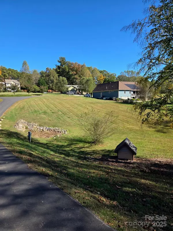 22 Farm Pond LN, Candler, NC 28715