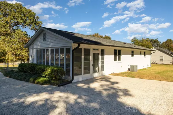 Charlotte, NC 28216,908 Ravendale DR