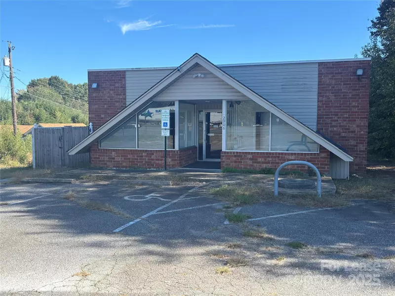 2906 Springs RD NE, Hickory, NC 28601