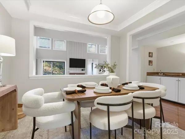 Charlotte, NC 28226,7925 Charter Oak LN