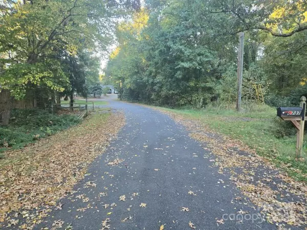 Charlotte, NC 28278,8752 Pine Tree CIR