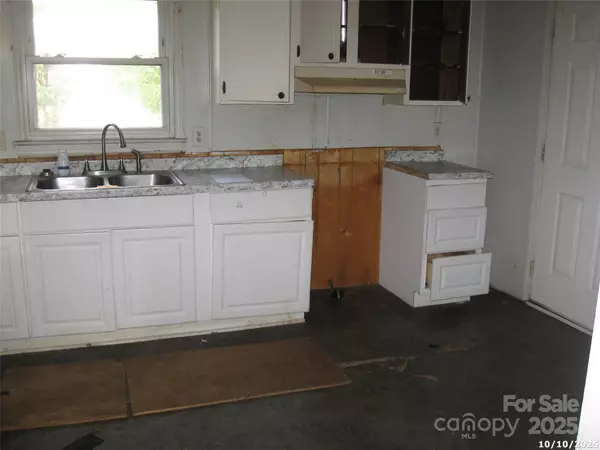 Hickory, NC 28602,573 10th Avenue DR SE