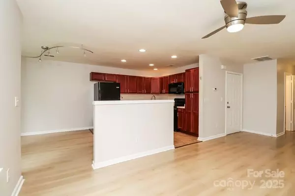 Charlotte, NC 28213,10007 University Park LN