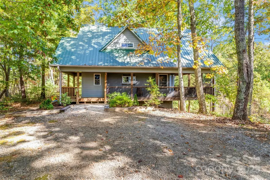 387 Wesley LN, Saluda, NC 28773
