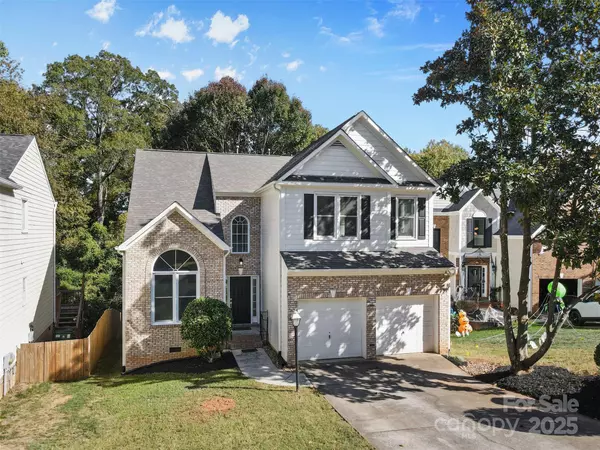 2016 Sablewood DR, Charlotte, NC 28205