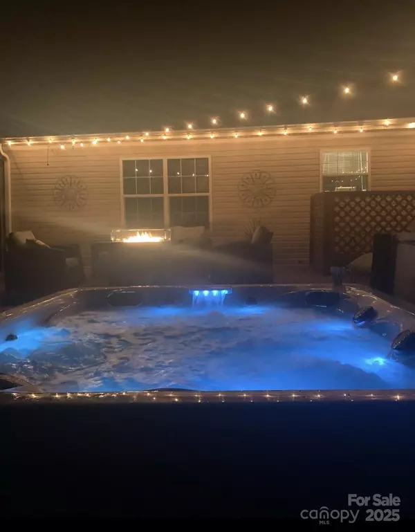 Stony Point, NC 28678,224 Stewart Rock RD