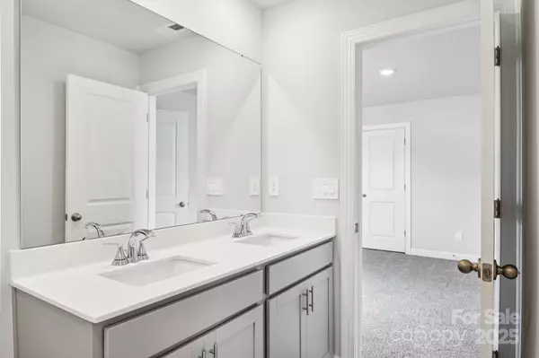 Charlotte, NC 28216,8020 Hidden Springs TRL