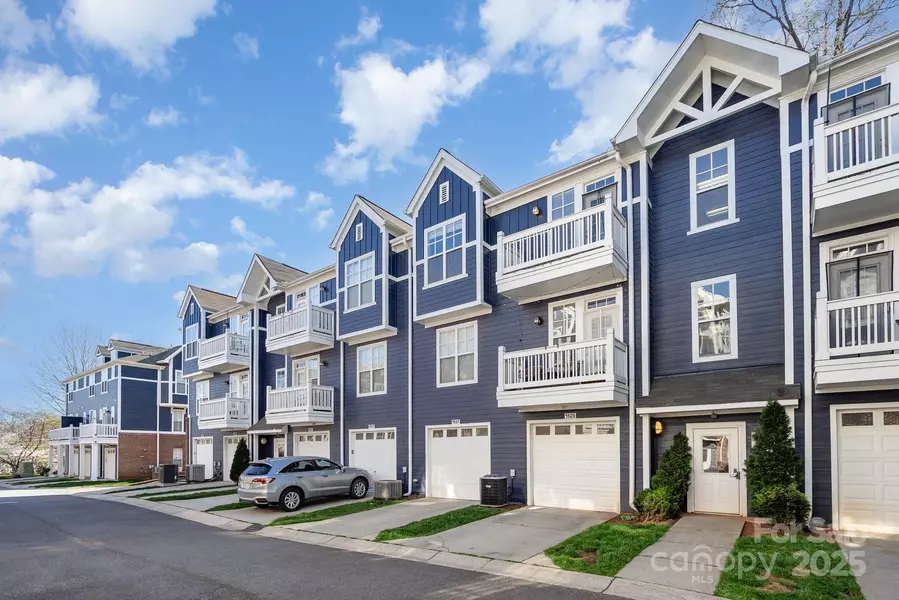 1525 Walnut View DR, Charlotte, NC 28208