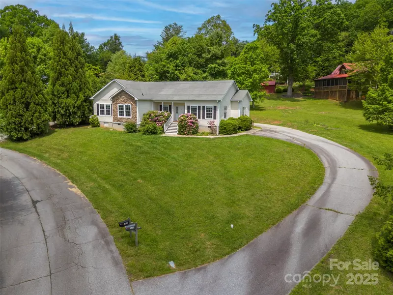 97 Meadowview DR, Saluda, NC 28773