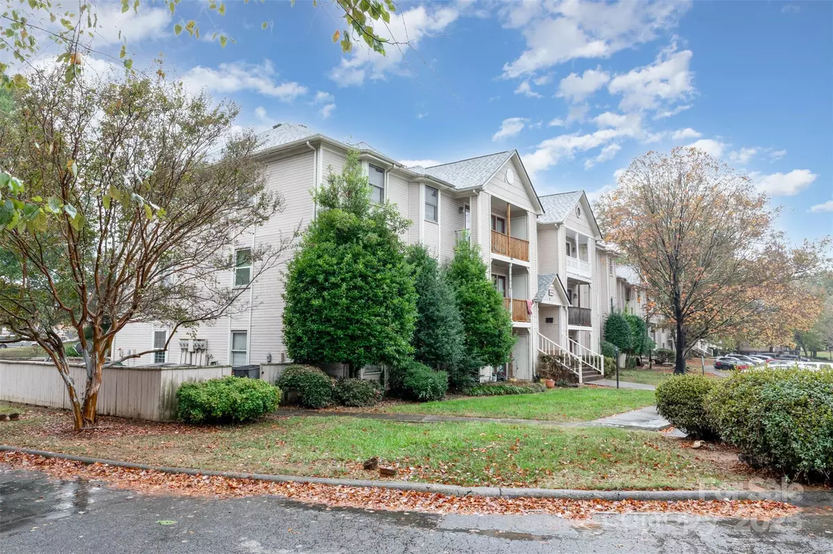 Charlotte, NC 28215,6166 Meadow Rose LN