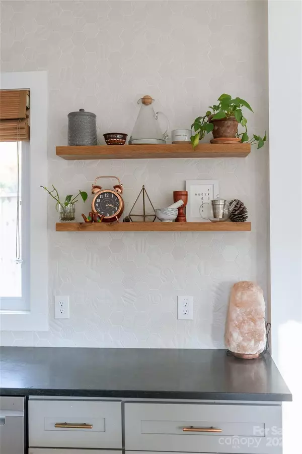 Asheville, NC 28805,11 Pine Ridge RD