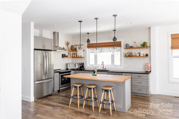 Asheville, NC 28805,11 Pine Ridge RD