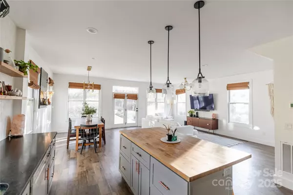 11 Pine Ridge RD, Asheville, NC 28805