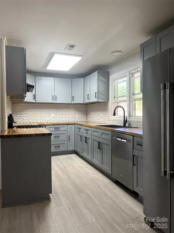 Marion, NC 28752,942 Hicks Chapel LOOP