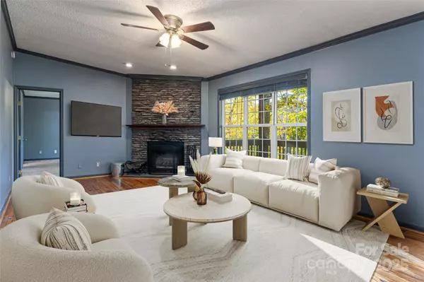 Mars Hill, NC 28754,334 Foxden RD