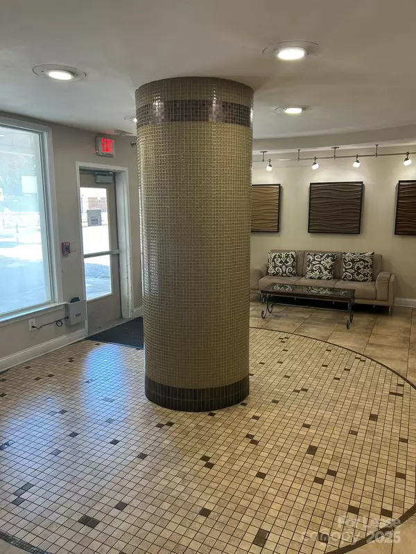 Charlotte, NC 28209,1000 E Woodlawn RD #416