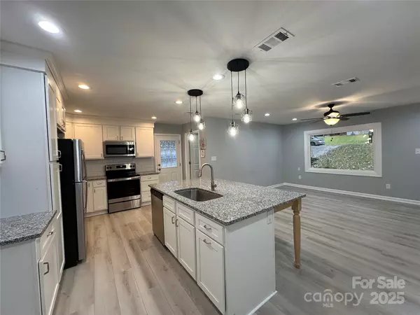 Charlotte, NC 28215,10517 Starwood DR