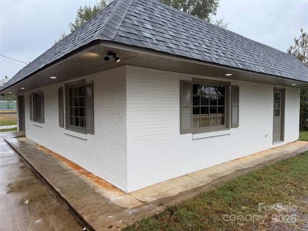 1295 N Main AVE, Newton, NC 28658