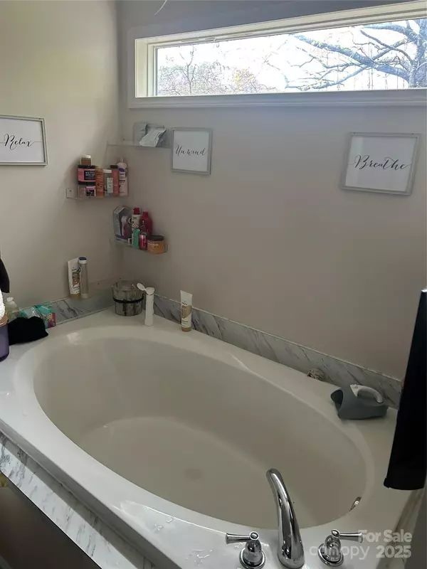 Waynesville, NC 28786,415 Rovingwood DR