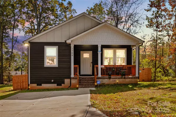 1709 Younger AVE, Statesville, NC 28677