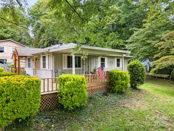 1 Eastcrest DR, Fairview, NC 28730