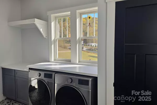 Asheville, NC 28803,565 School RD