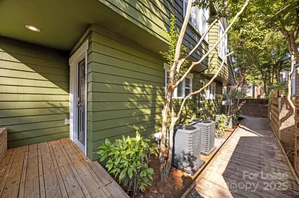 Charlotte, NC 28202,425 W 8th ST