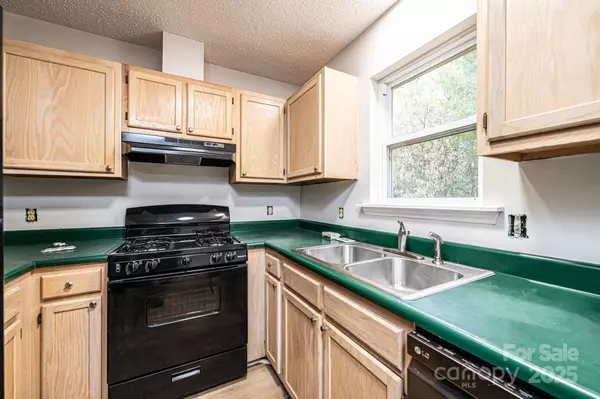 Maiden, NC 28650,403 Forest DR