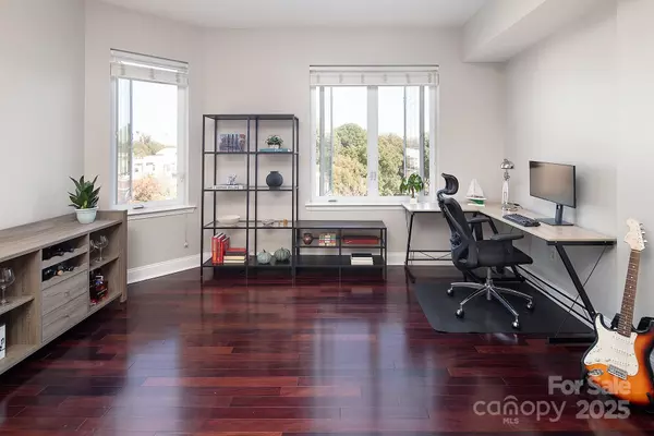 Charlotte, NC 28202,300 W 5th ST #351