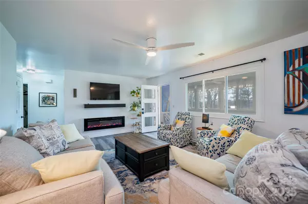 Hendersonville, NC 28792,1 Wintry DR