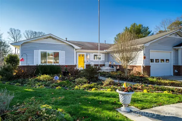 1 Wintry DR, Hendersonville, NC 28792