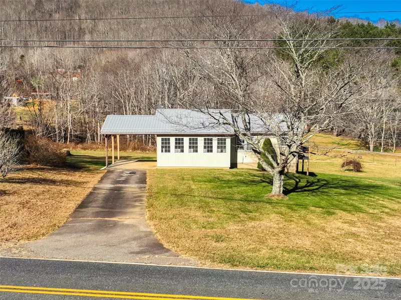 1879 White Oak RD, Burnsville, NC 28714