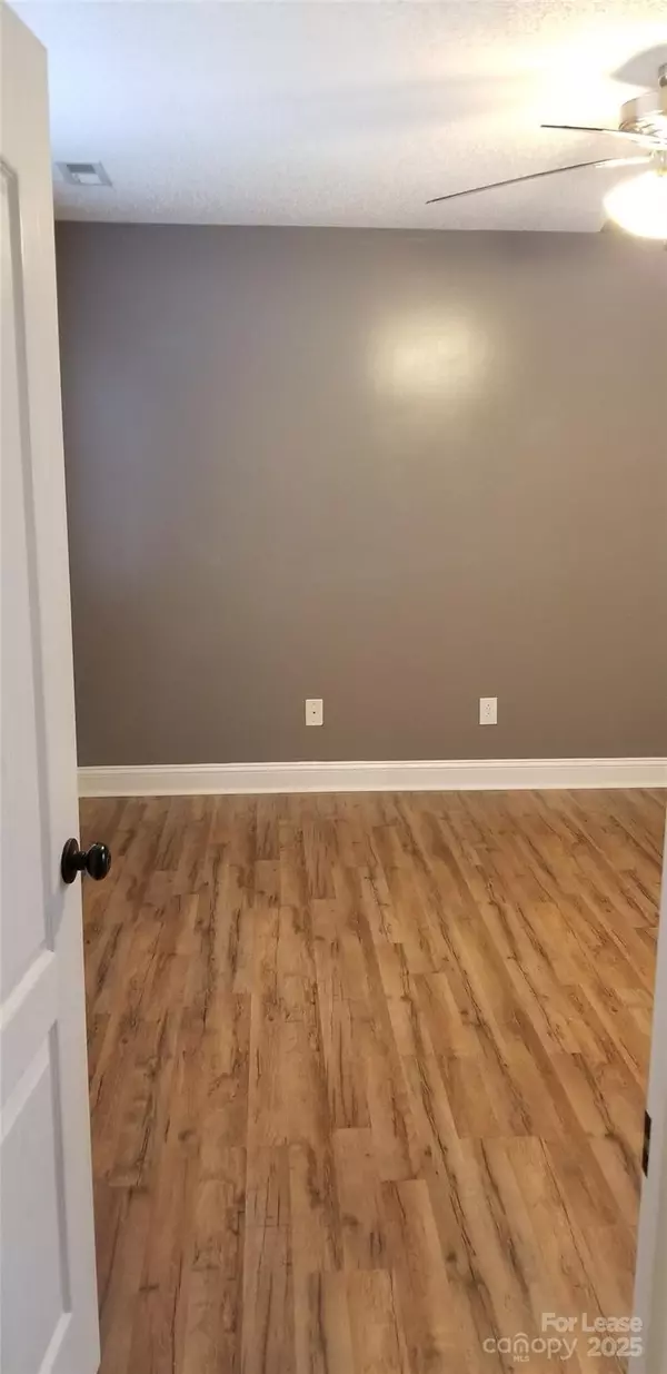 Matthews, NC 28105,853 Matthews School RD