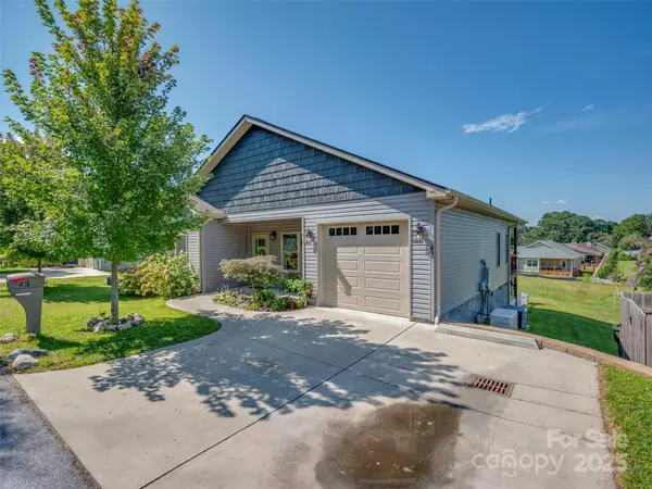 Hendersonville, NC 28792,43 Middle ST