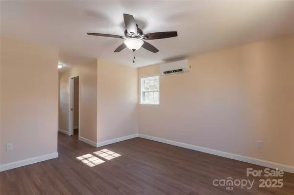 Hendersonville, NC 28739,422 Hebron RD