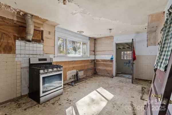 East Flat Rock, NC 28726,601 E Blue Ridge RD