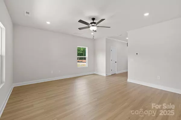 Gastonia, NC 28052,3525 Saddlebred DR