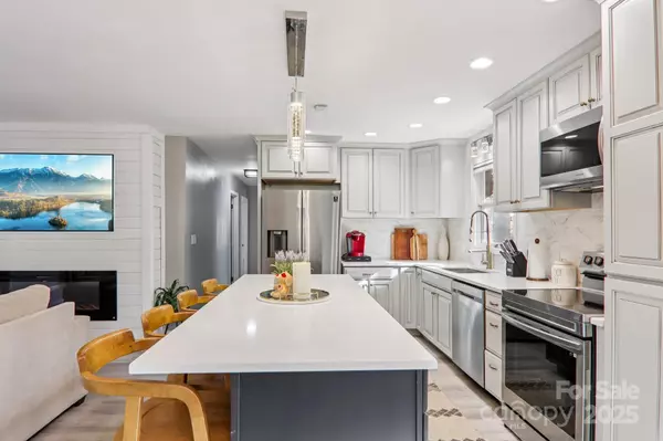 199 Davis Cove RD, Waynesville, NC 28786