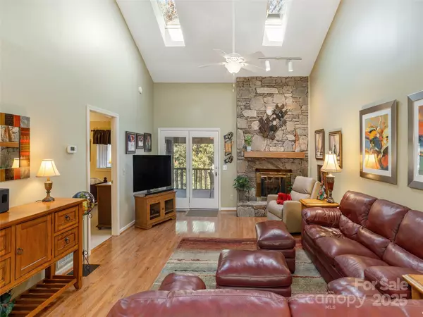 Hendersonville, NC 28791,303 N Scarlet Oak LN