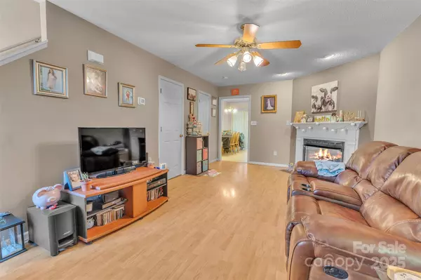 Hickory, NC 28601,1096 22nd ST NE #303