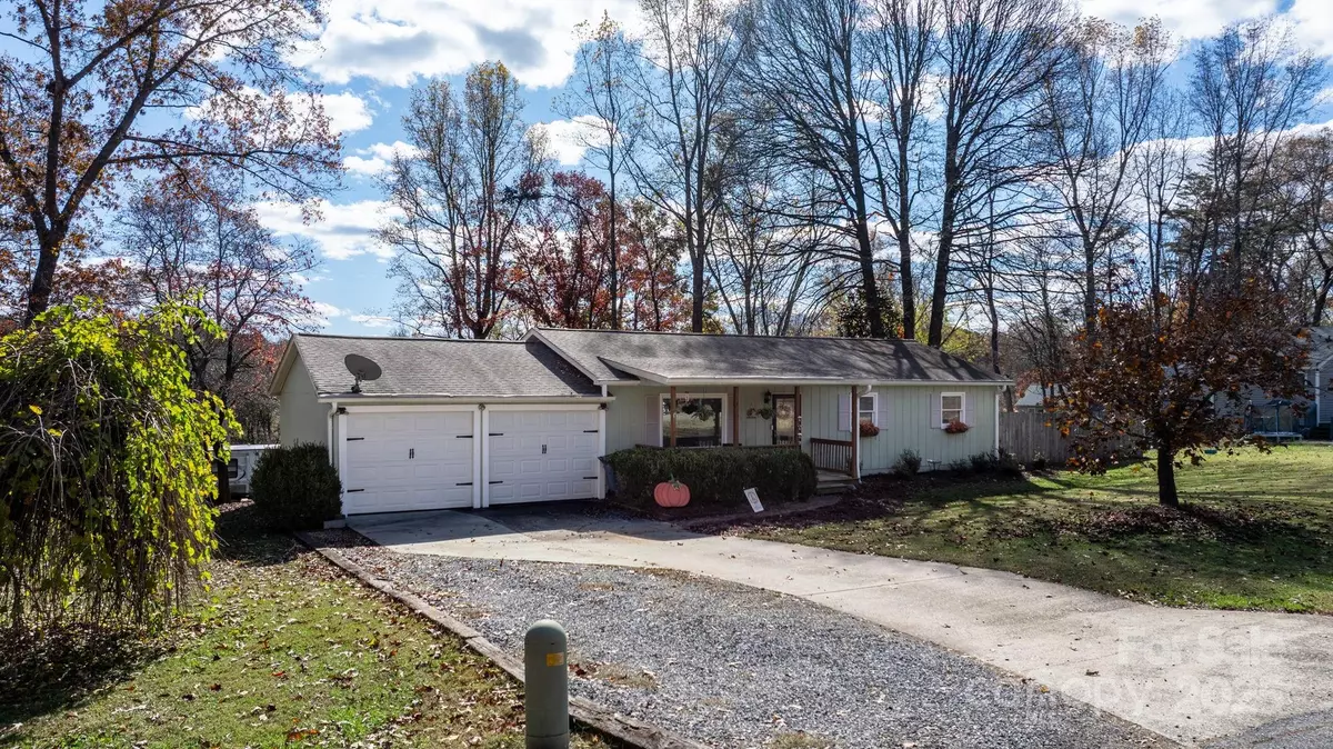 Hickory, NC 28601,1553 Castell LN