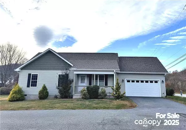 18 Trillium Meadows LN, Hendersonville, NC 28792