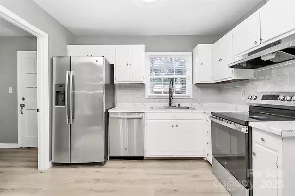 Charlotte, NC 28215,7118 April Ridge LN