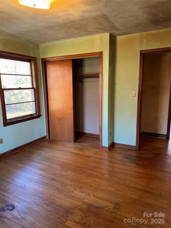 Marion, NC 28752,5046 Old Linville RD