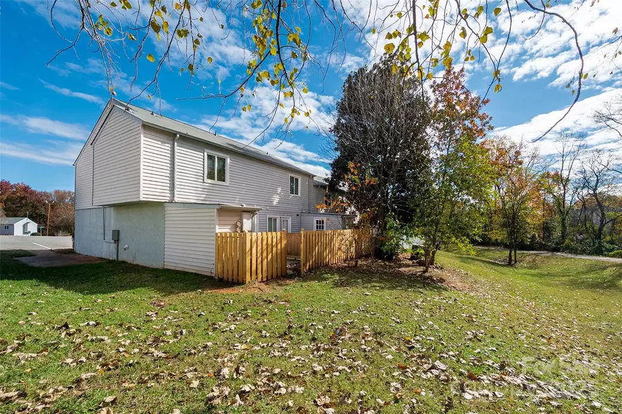 1908 Harvest LN, Charlotte, NC 28277