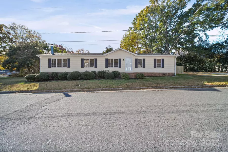 2008 Woodlawn ST, Kannapolis, NC 28083